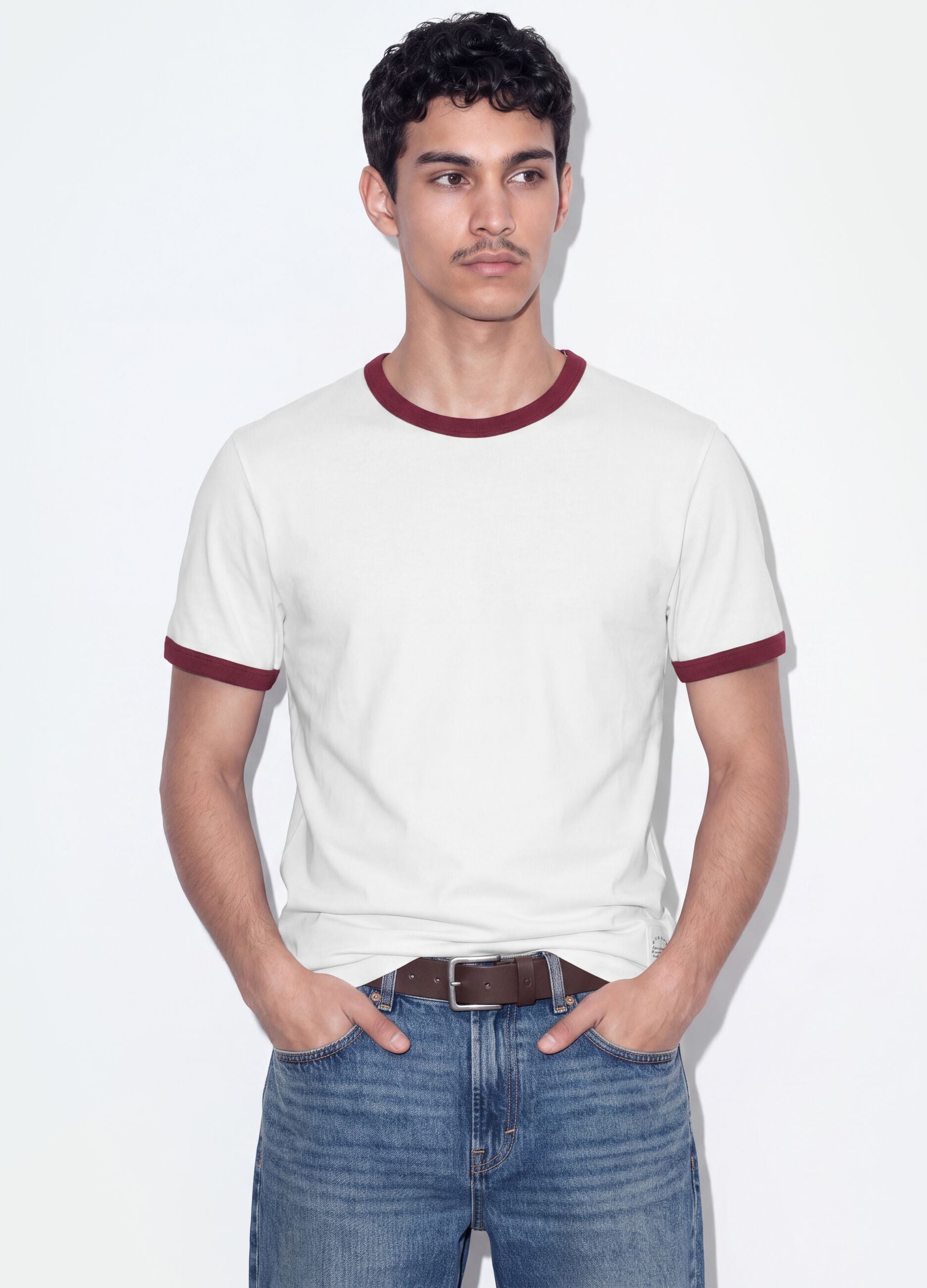 T-shirt branca fitted em algod&atilde;o puro com decote redondo