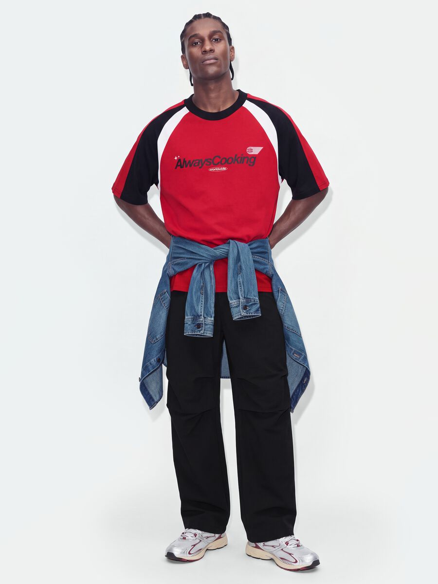 Rotes T-Shirt aus reiner Baumwolle mit Frontprint im Relaxed Fit_3