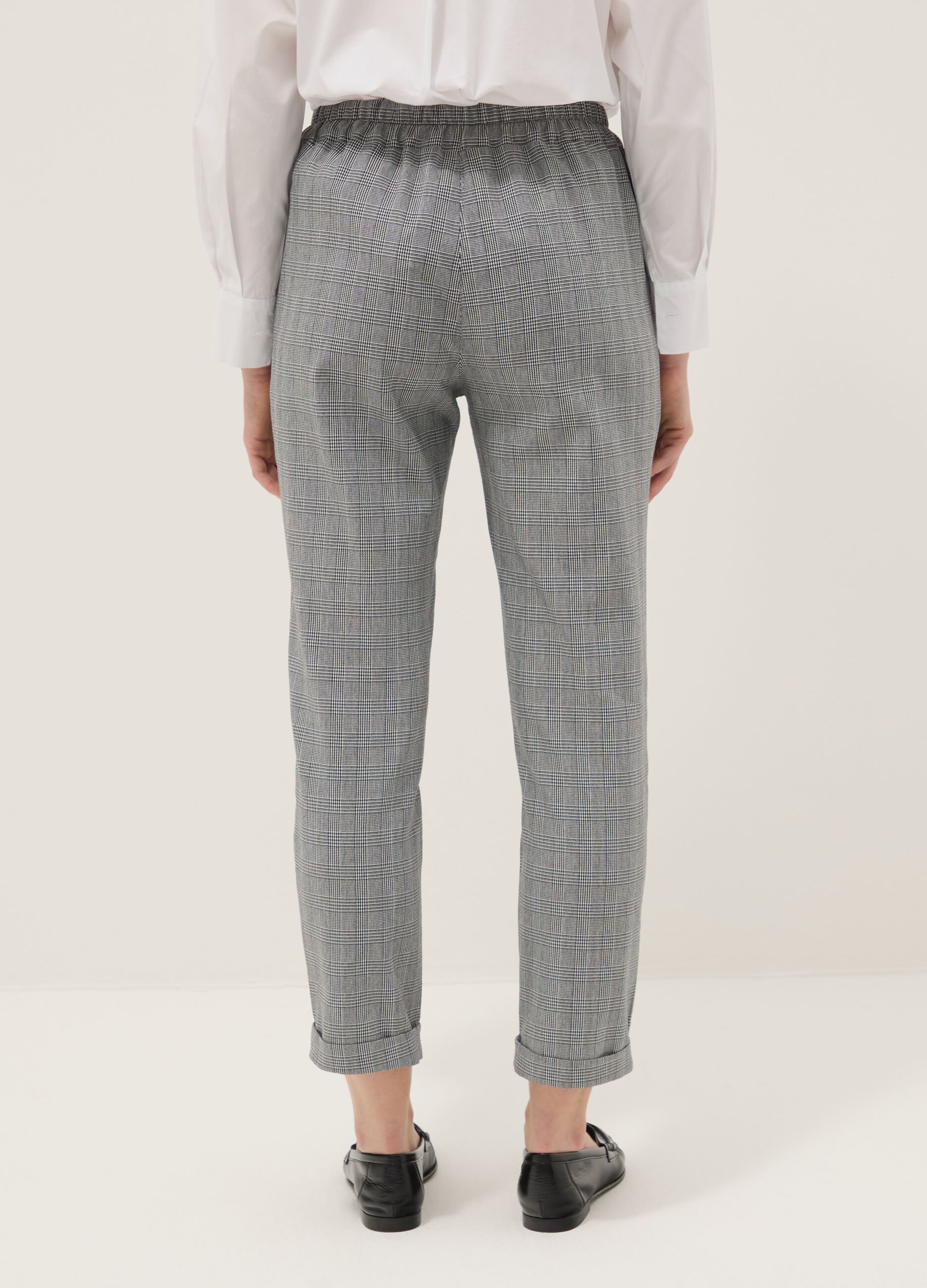 Cal&ccedil;as cinzentas aos quadrados regular fit em mistura de algod&atilde;o el&aacute;stica