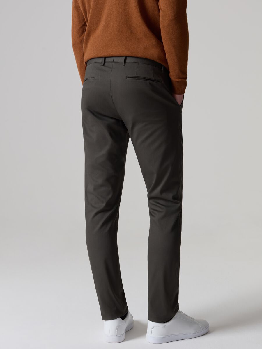 Contemporary City chino trousers with five pockets_2