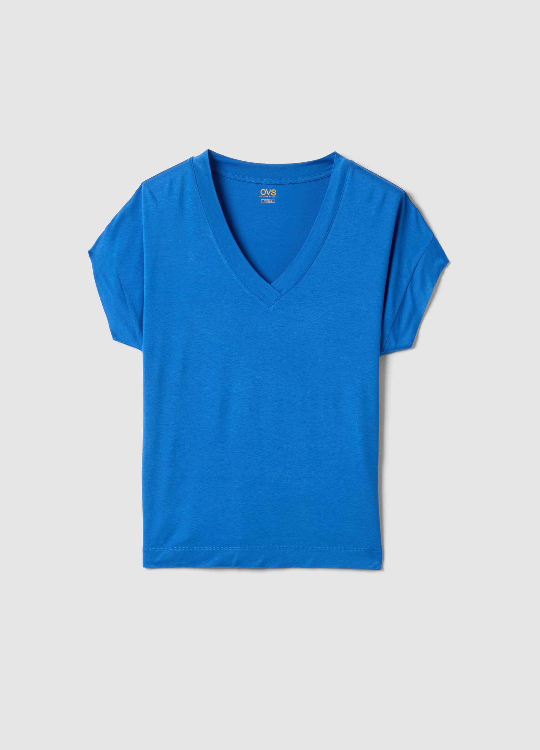 Camiseta azul de viscosa el&aacute;stica con cuello en V