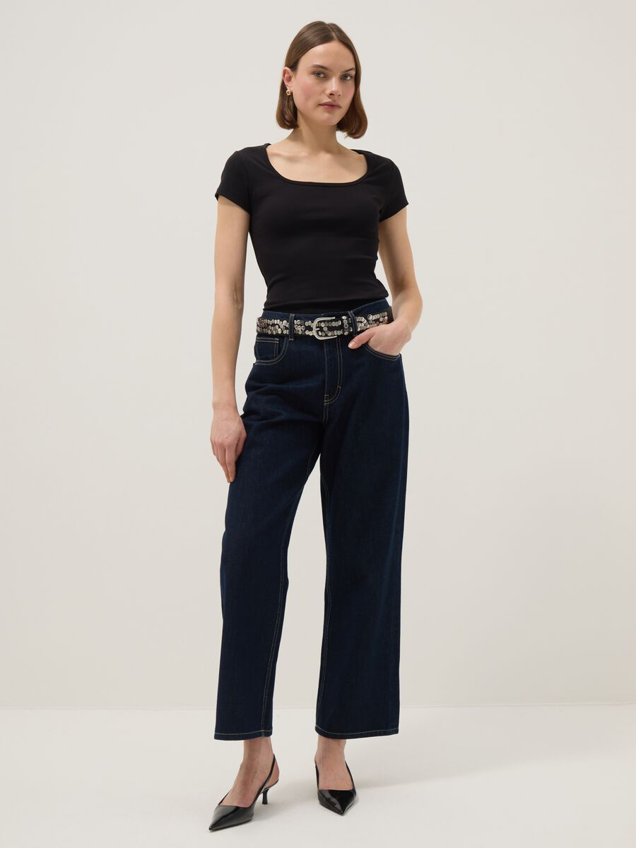 Schwarzes, figurbetontes T-Shirt aus Stretch-Baumwolle mit eckigem Ausschnitt_2