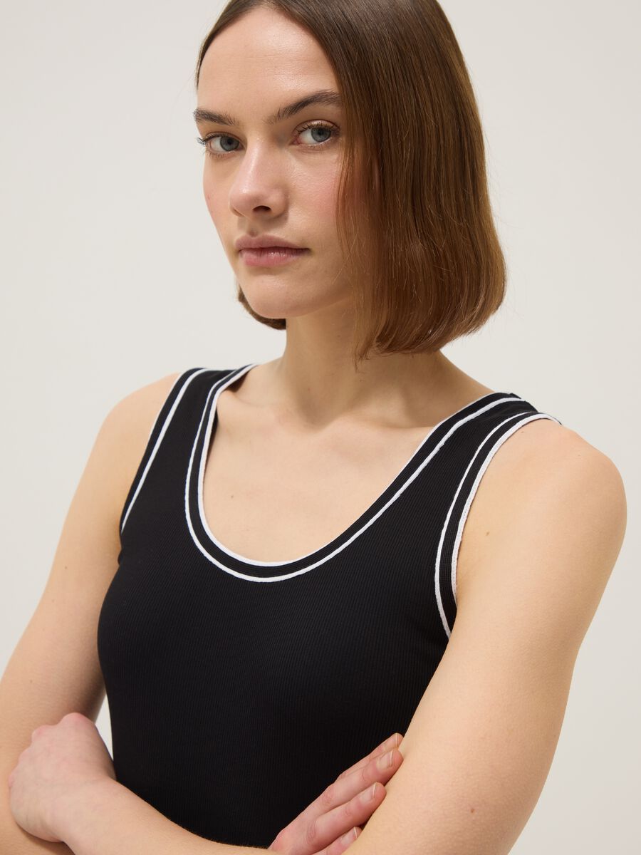 Schwarzes Regular Fit Tanktop aus Stretch-Baumwolle mit Saum_0