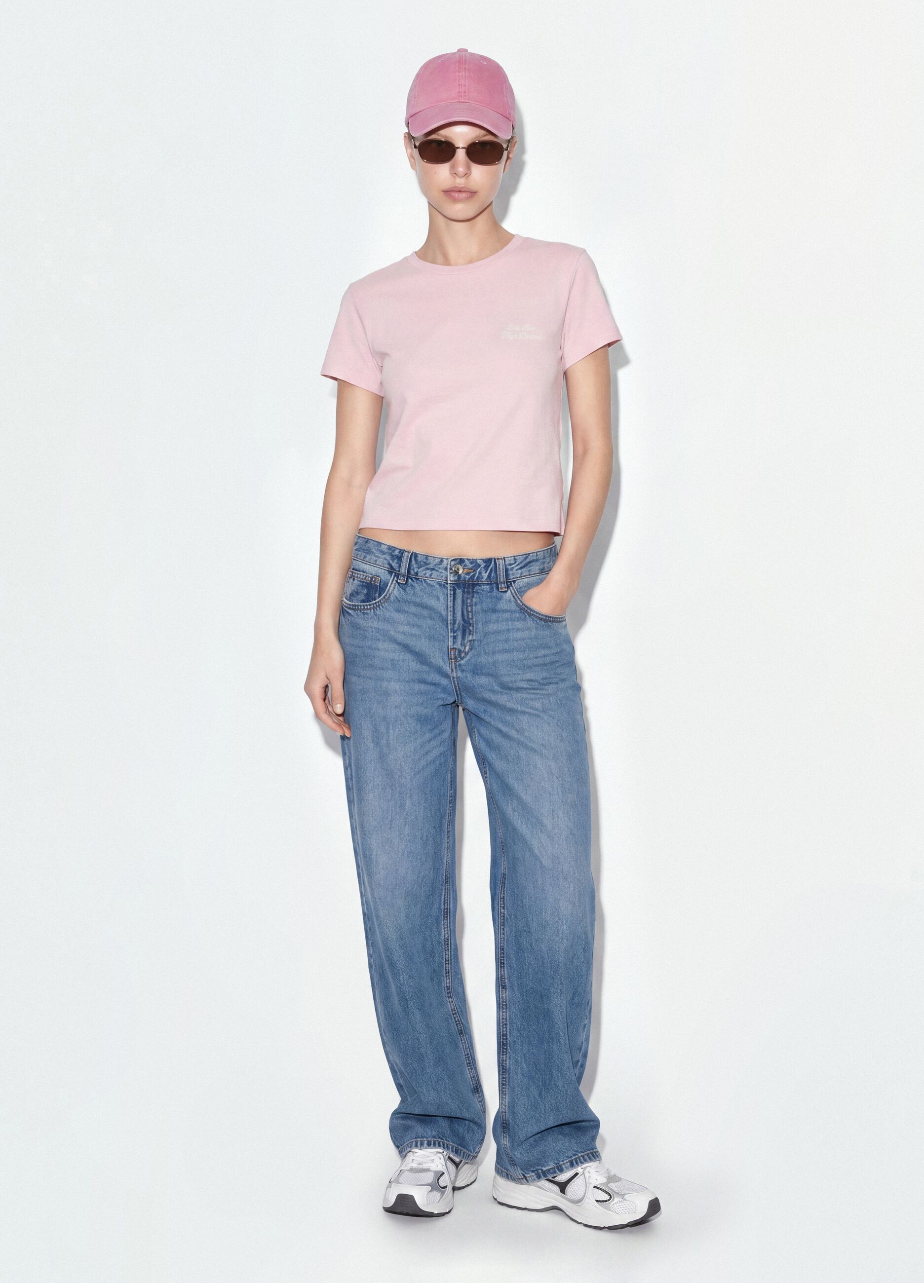 &Rho;&omicron;&zeta; cropped T-shirt &alpha;&pi;ό 100% &beta;&alpha;&mu;&beta;ά&kappa;&iota; &mu;&epsilon; &gamma;&rho;&alpha;&phi;&iota;&kappa;ό &tau;ύ&pi;&omega;&mu;&alpha;, &kappa;&alpha;&nu;&omicron;&nu;&iota;&kappa;ή &epsilon;&phi;&alpha;&rho;&mu;&omicron;&gamma;ή