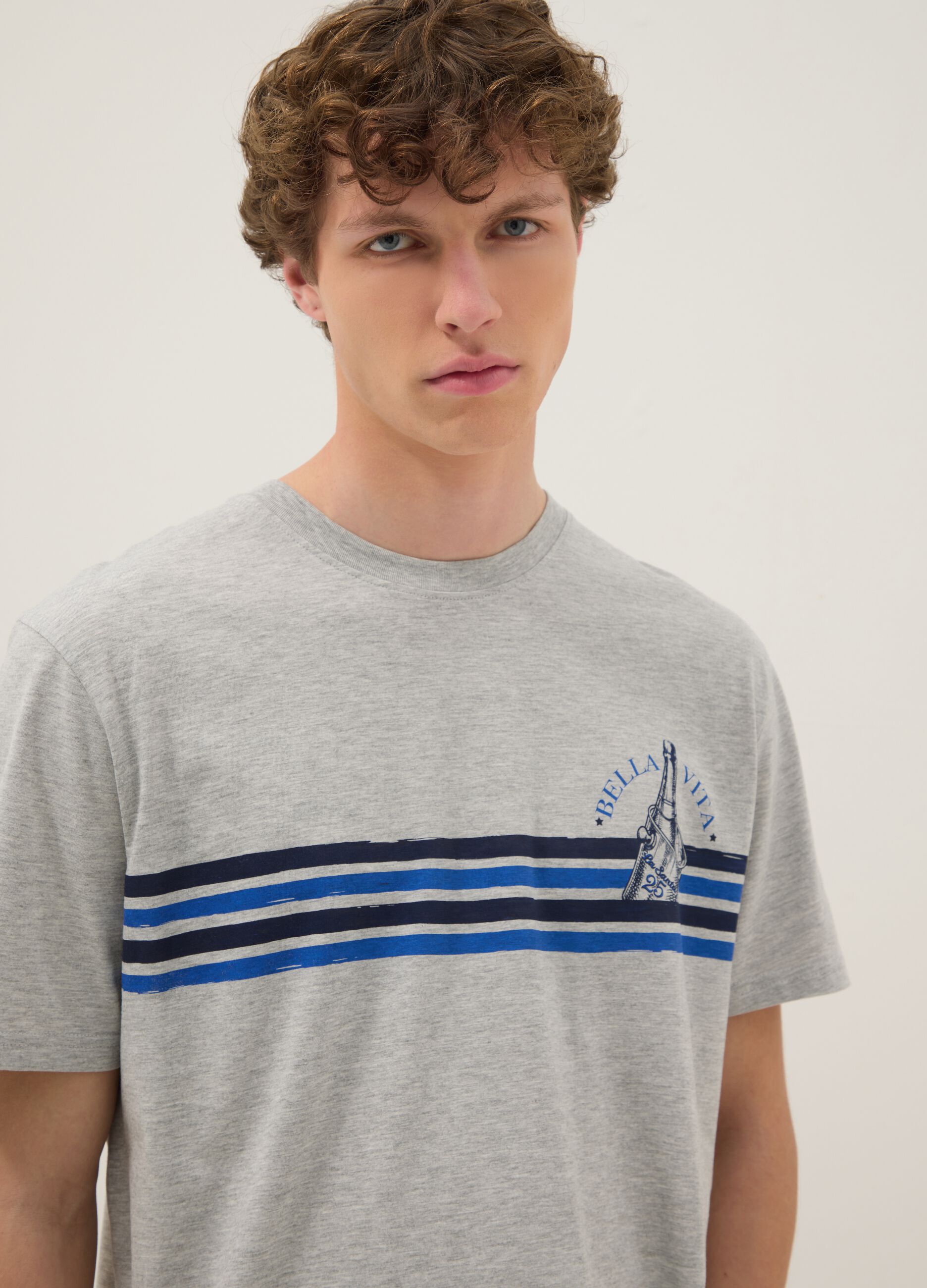 Graues T-Shirt aus reiner Baumwolle mit blauen Streifen