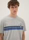 Graues T-Shirt aus reiner Baumwolle mit blauen Streifen_2