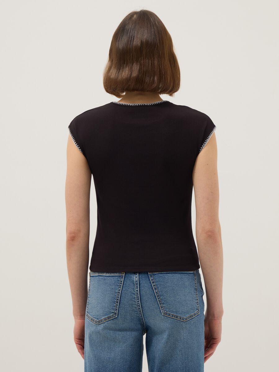 Schwarzes T-Shirt aus elastischem Baumwollstoff im regul&auml;ren Schnitt mit N&auml;hten_2