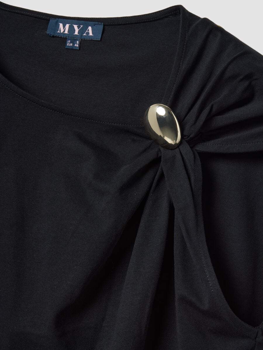 Schwarzes T-Shirt aus reiner Baumwolle mit Drapierung und Brosche_5