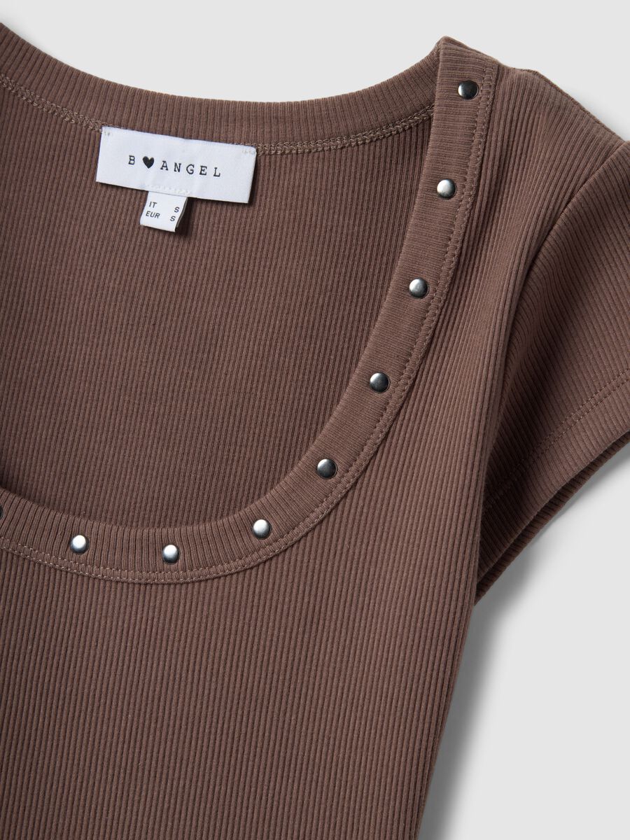 Brown slim fit stretch cotton t-shirt with studded neckline_5
