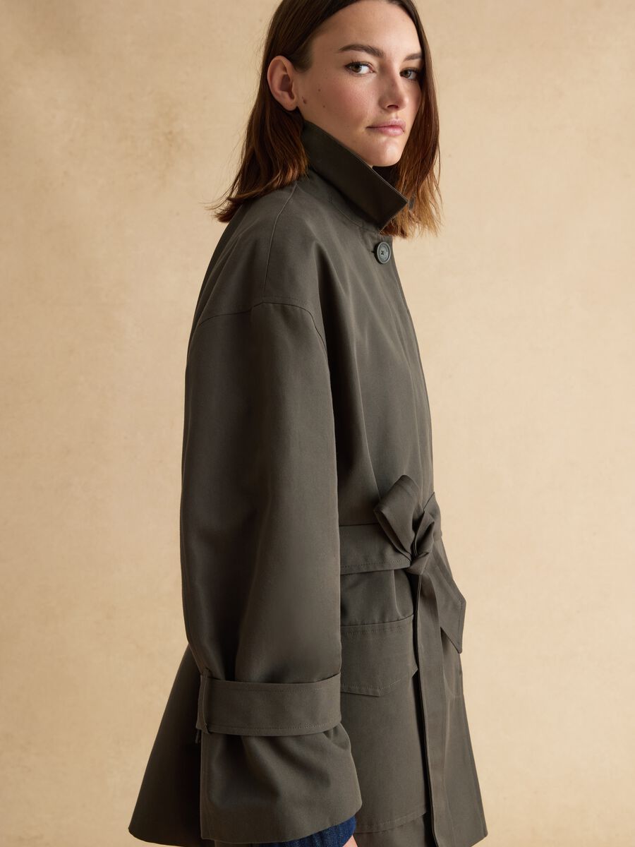 Trench verde em mistura de algod&atilde;o com cinto, corte regular_0