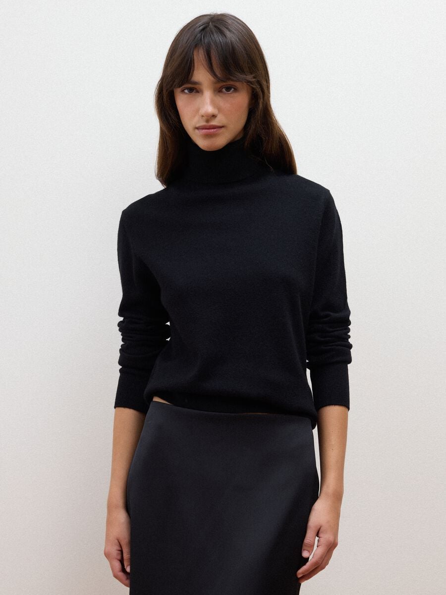 Maglia nera in pura lana con dolcevita regular fit_0