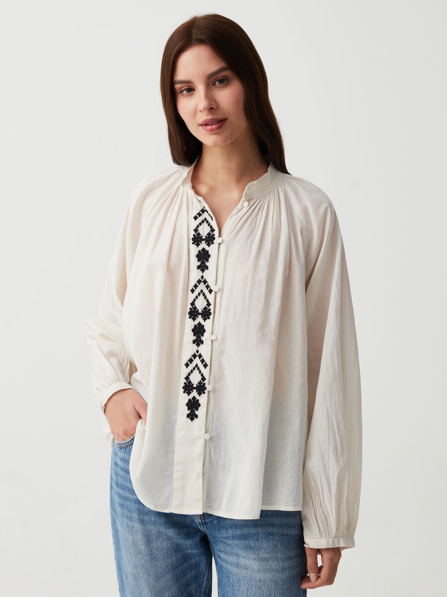 Blouse with heritage embroidery and puff sleeves._1
