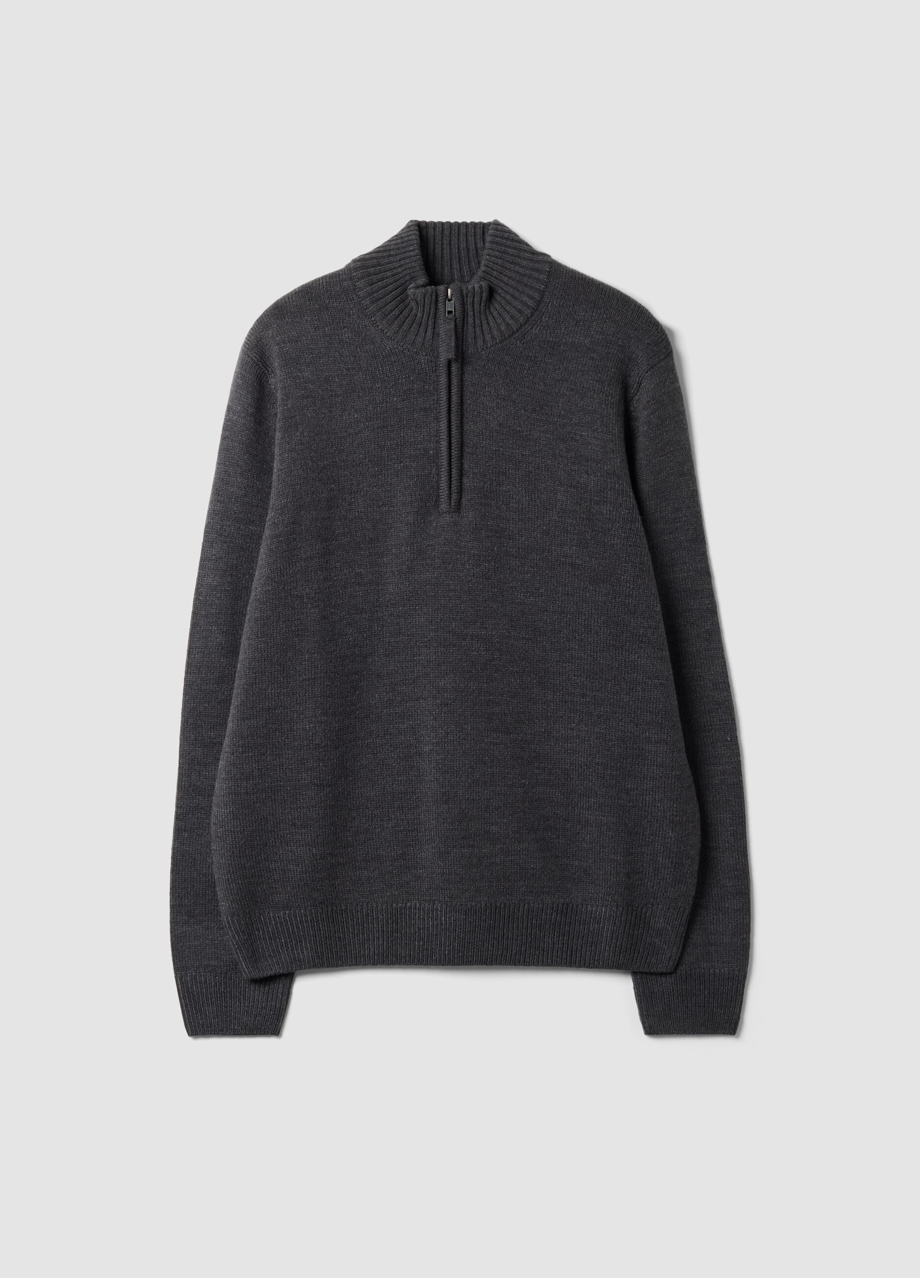 Grey long-sleeve half-zip jumper