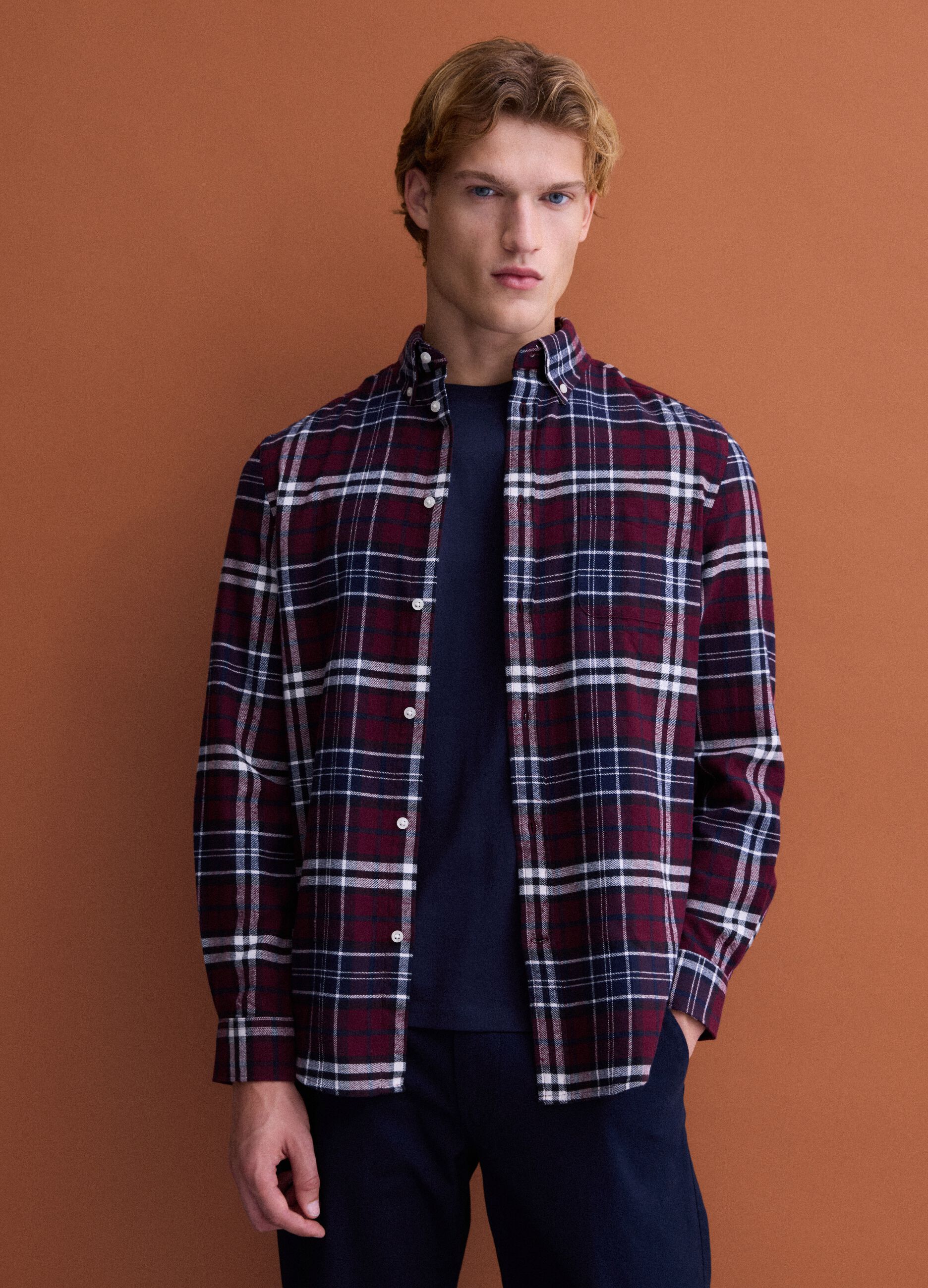 Camisa de franela de cuadros rojos y azules en algod&oacute;n puro, corte regular