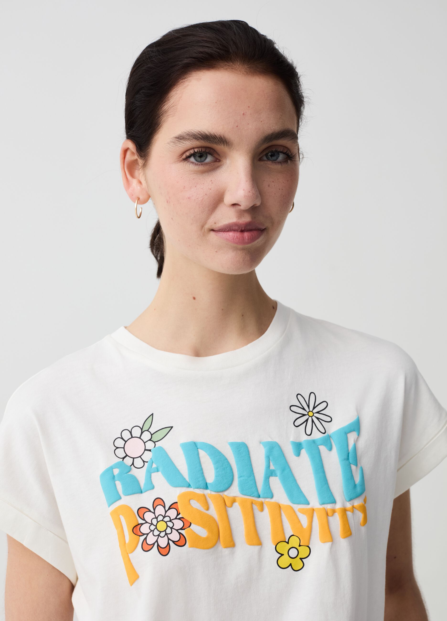 Camiseta con motivo de texto y flores