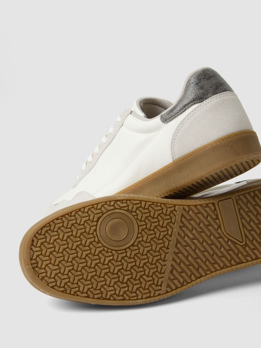 Casual white trainers with contrasting sole_2