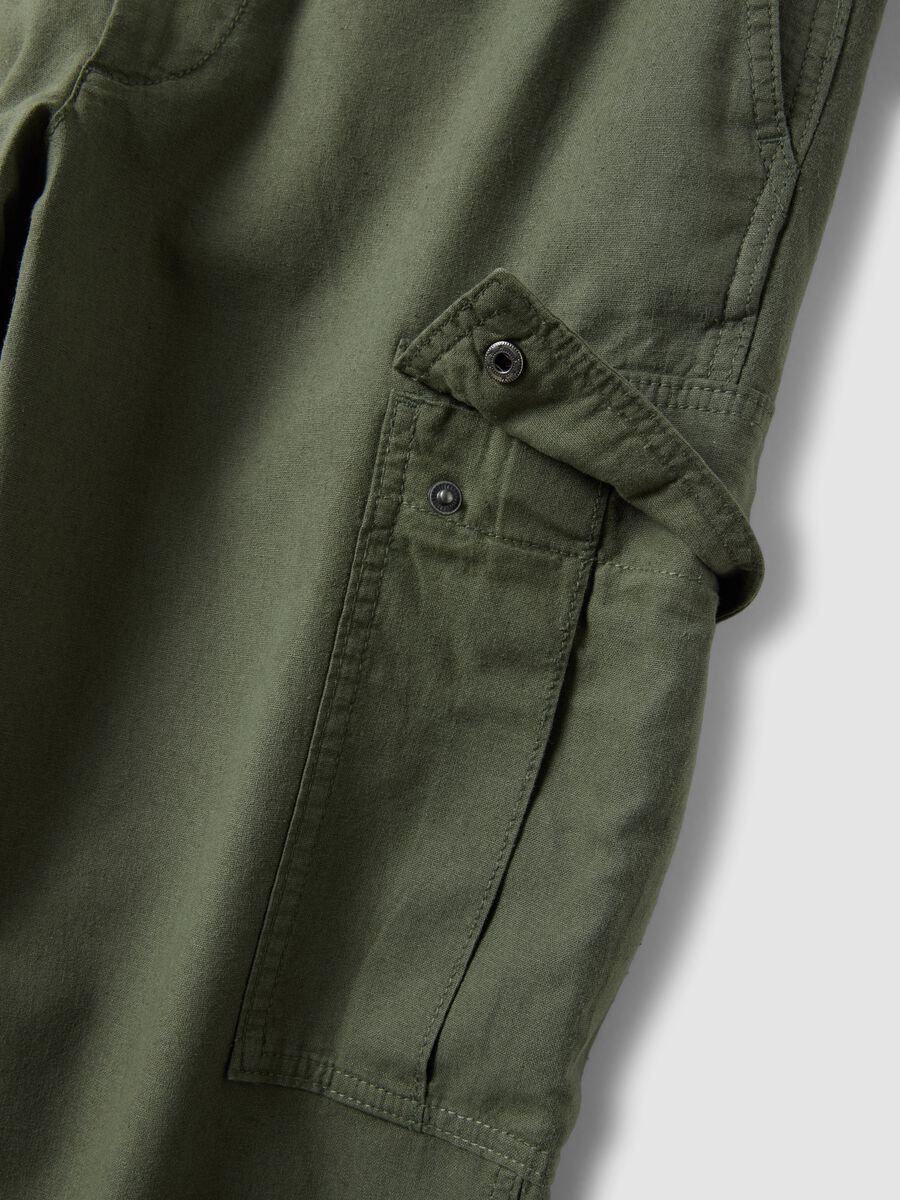 Pantal&oacute;n cargo verde de mezcla de lino y algod&oacute;n, corte regular_1