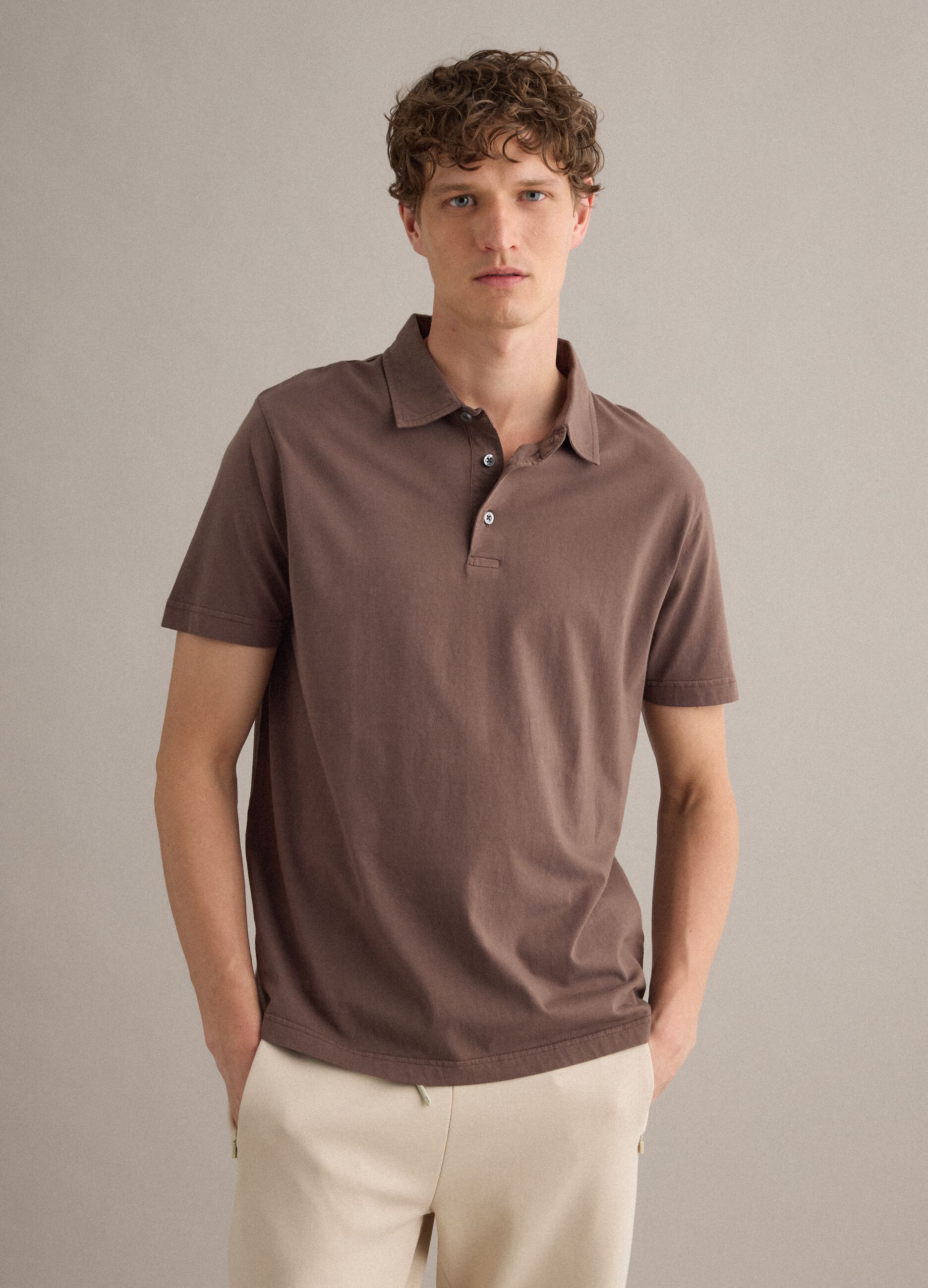 Brown short-sleeve polo shirt in pure cotton, regular fit