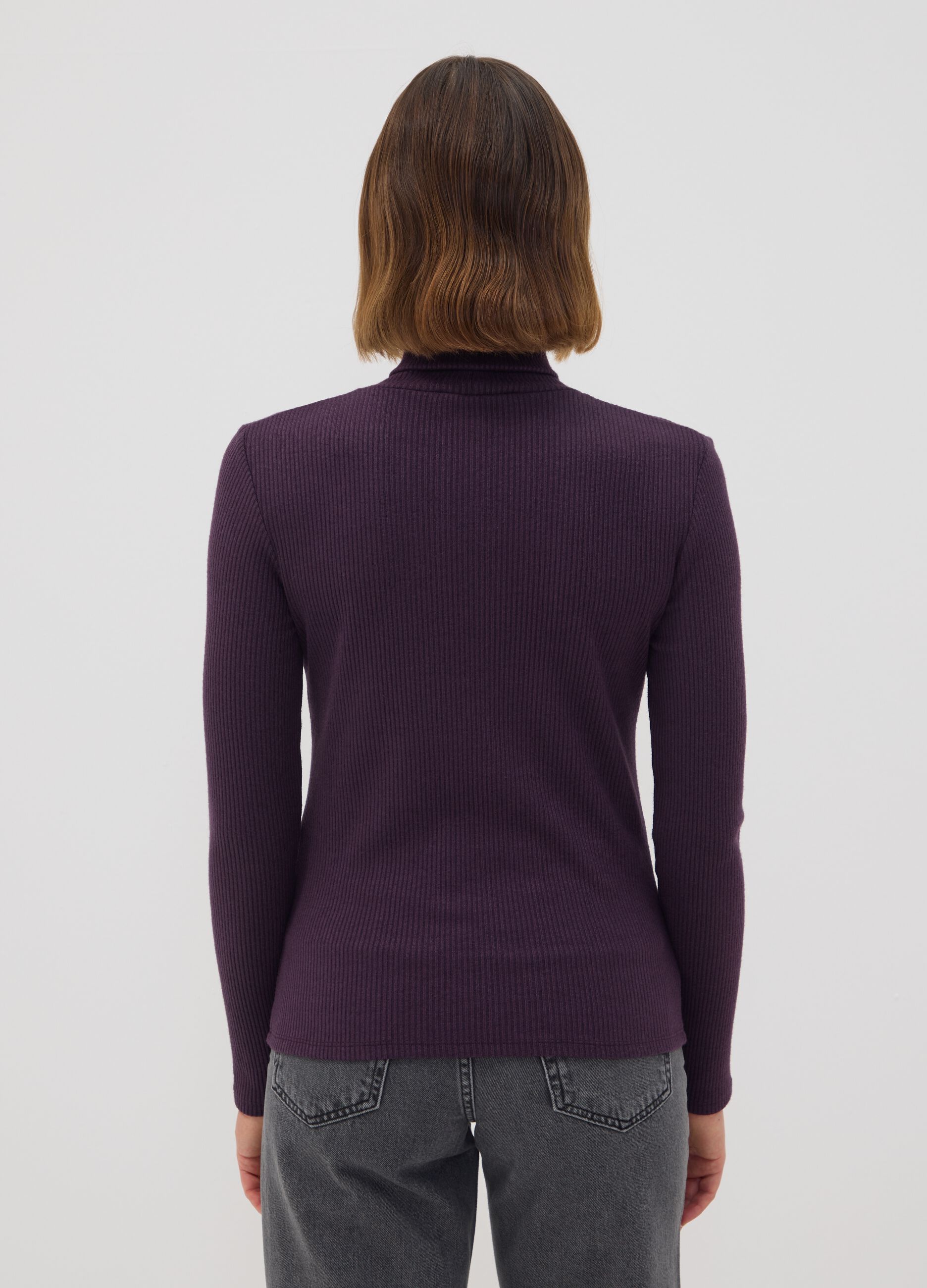 Maglia viola in misto viscosa a costine con girocollo