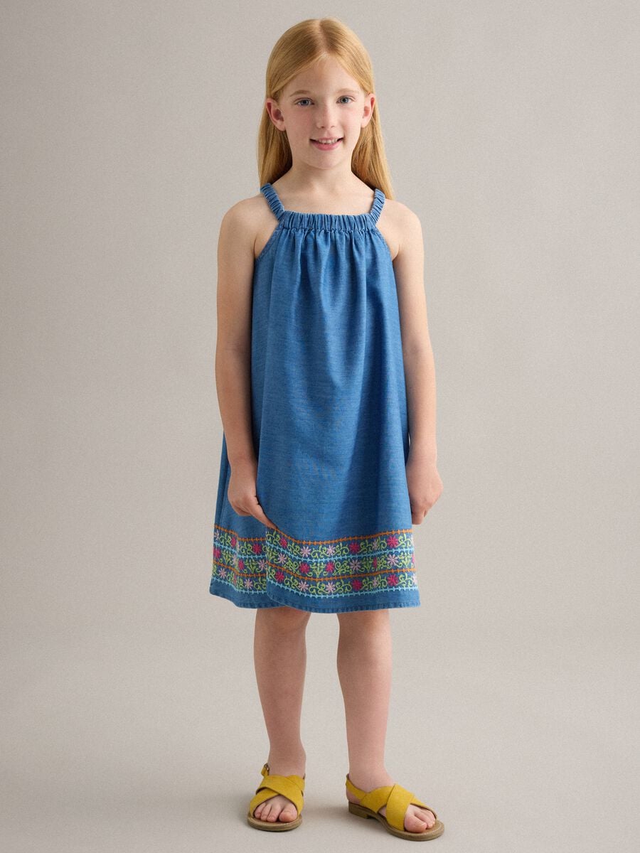 Vestido azul de lyocell puro con tirantes y bordado en el bajo_0