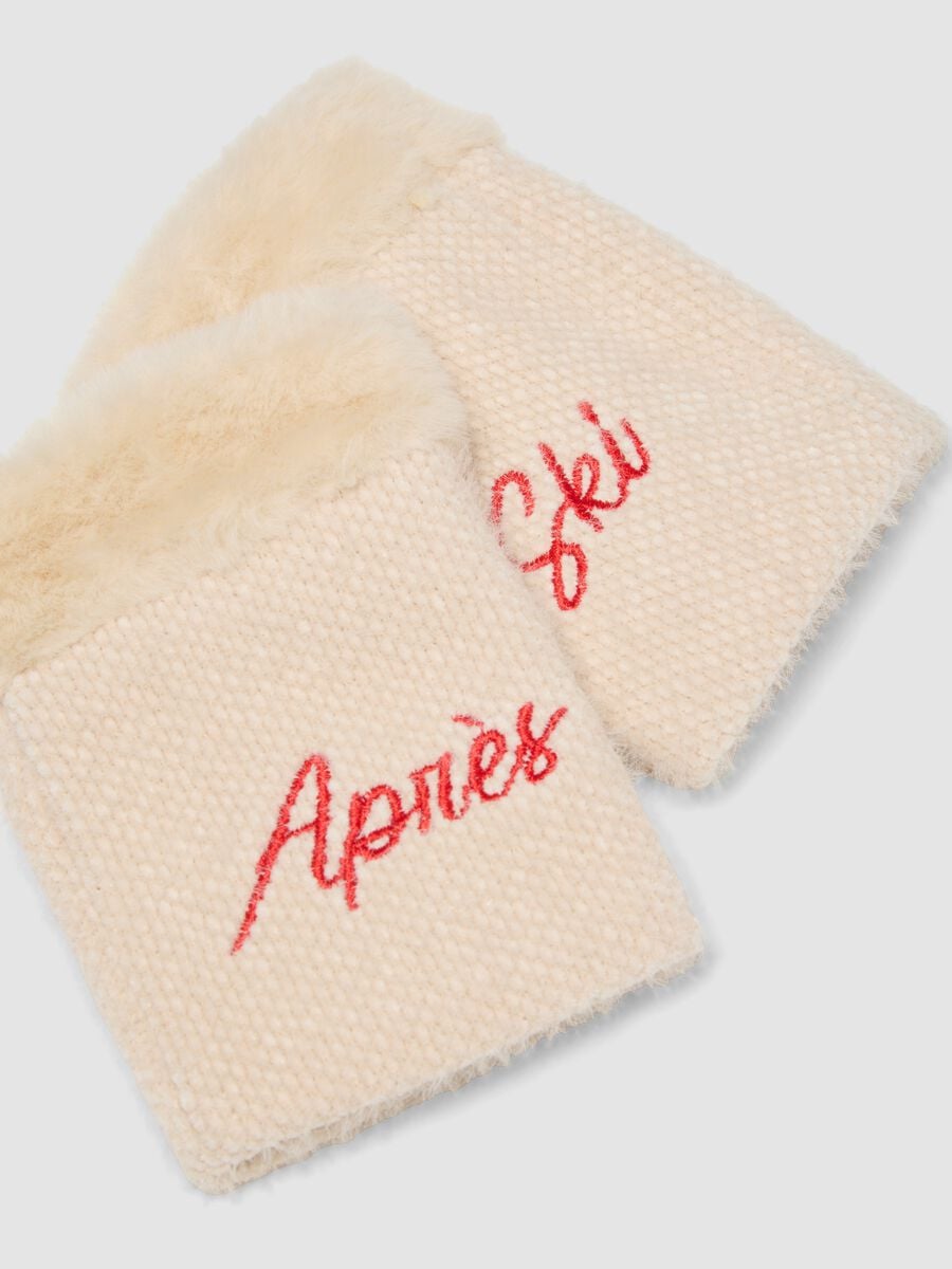 Sand knitted gloves with teddy-effect cuff and embroidery_2