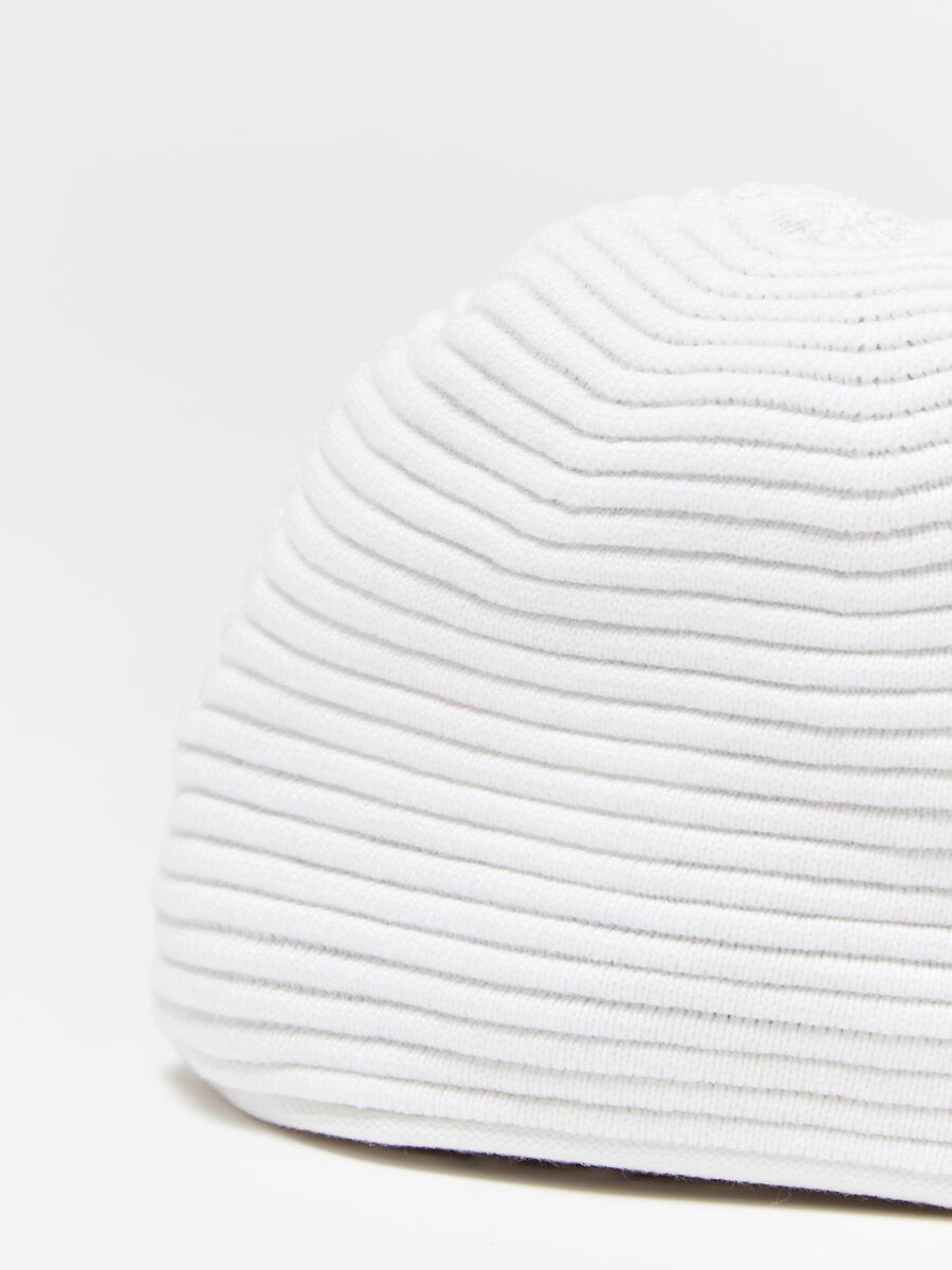 Organic cotton hat with ottoman design_2