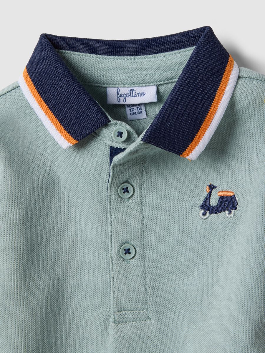 Polo in cotone elasticizzato azzurra da bimbo regular fit con ricamo_2