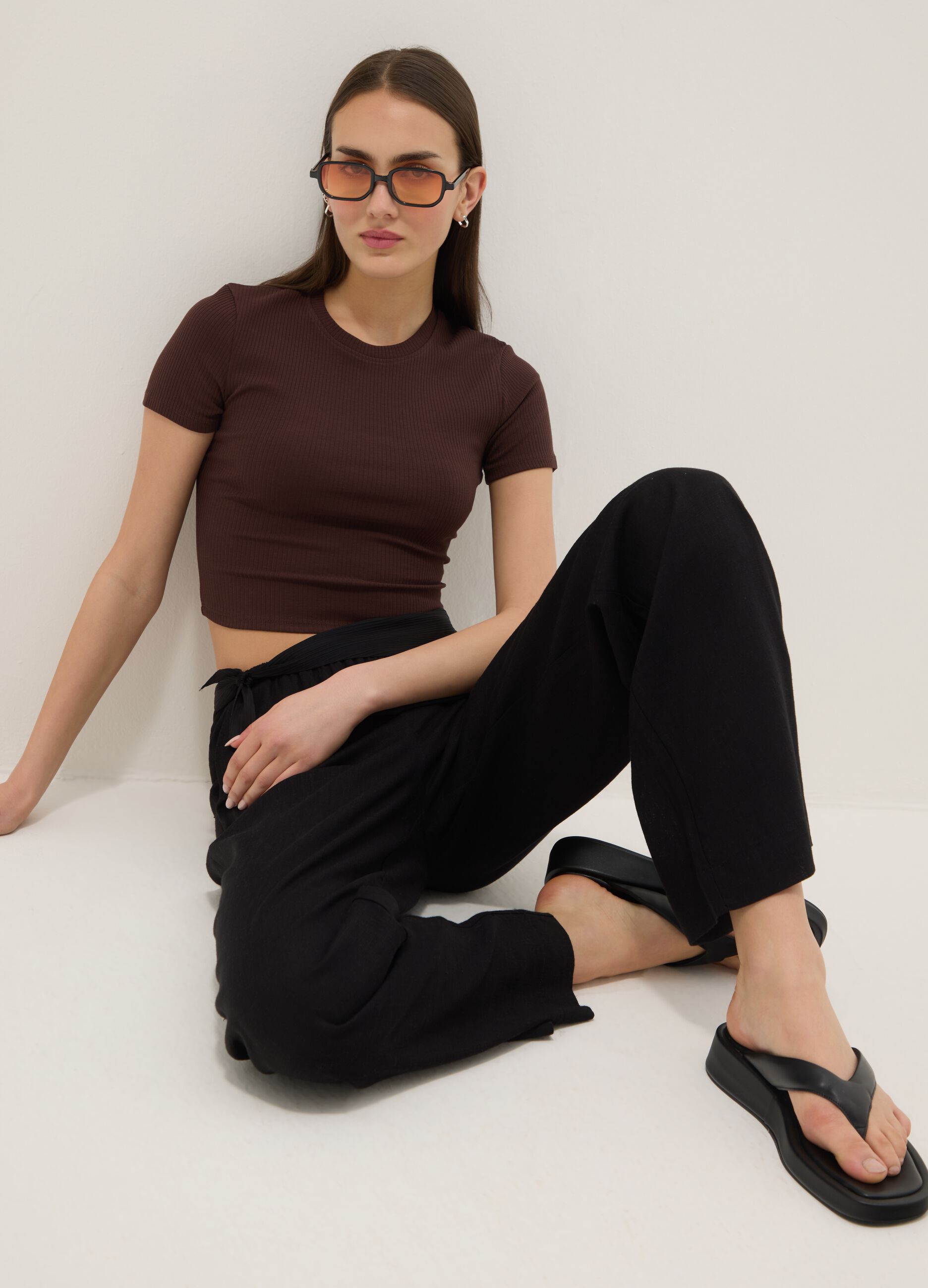 Braunes, geripptes Fitted-T-Shirt aus Stretch-Baumwolle