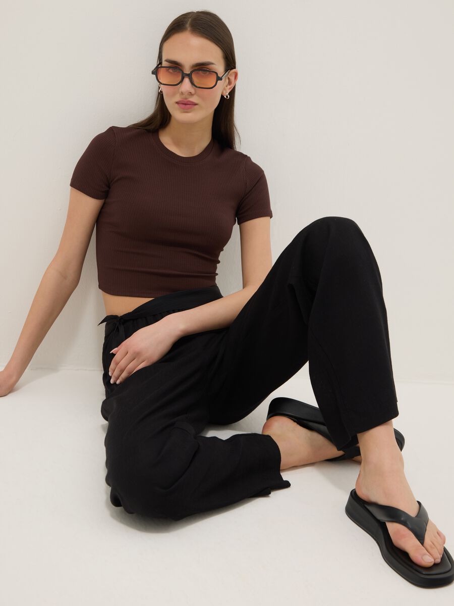 Braunes, geripptes Fitted-T-Shirt aus Stretch-Baumwolle_0