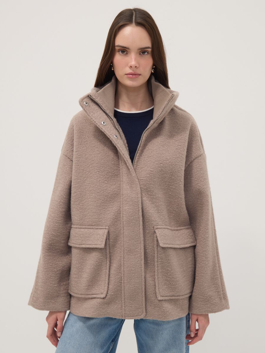 Beige Jacke in Regular Fit mit Stehkragen und aufgesetzten Taschen_0