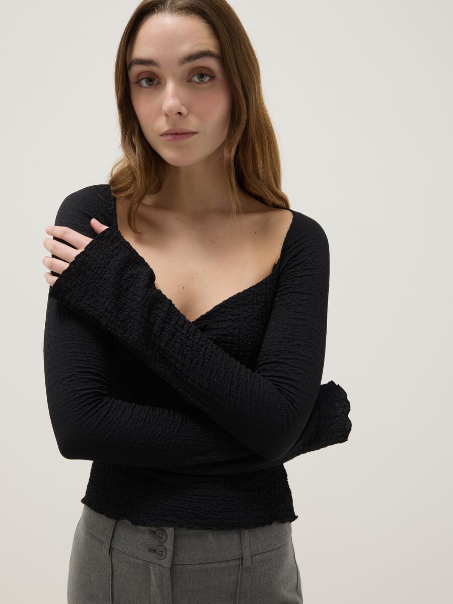 Schwarzes Langarmshirt mit regul&auml;rer Passform_3