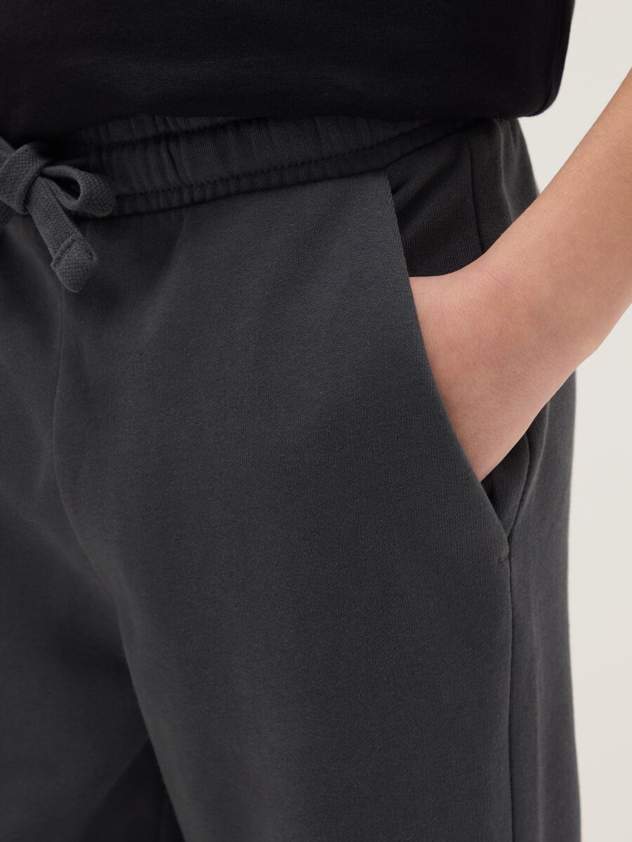 Regular fit black cotton jogger trousers for boys_2