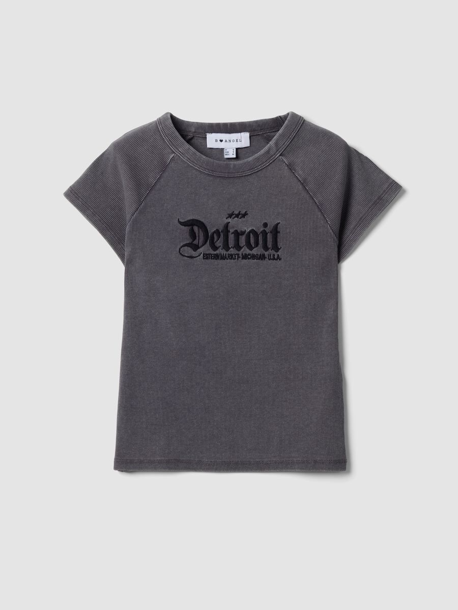 Graues, figurbetontes T-Shirt aus geripptem Stretch-Baumwollstoff mit Detroit-Schriftzug_0