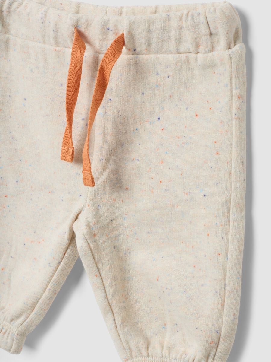 Completo beige in misto cotone organico con felpa e pantaloni_2