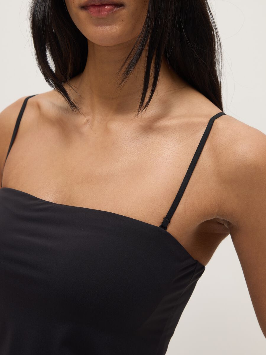 Schwarzes Tanktop mit quadratischem Ausschnitt im Regular Fit_3