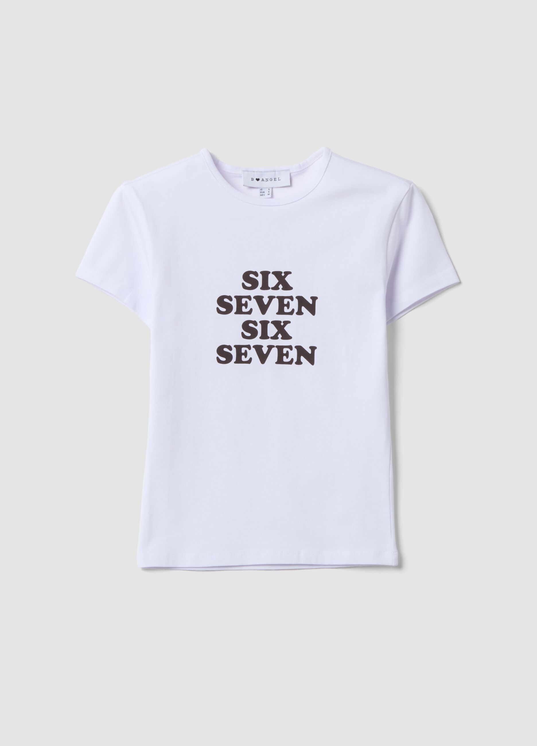 &Lambda;&epsilon;&upsilon;&kappa;ό &epsilon;&phi;&alpha;&rho;&mu;&omicron;&sigma;&tau;ό T-shirt &alpha;&pi;ό 100% &beta;&alpha;&mu;&beta;ά&kappa;&iota; &mu;&epsilon; &sigma;&tau;ά&mu;&pi;&alpha; Six Seven &mu;&pi;&rho;&omicron;&sigma;&tau;ά