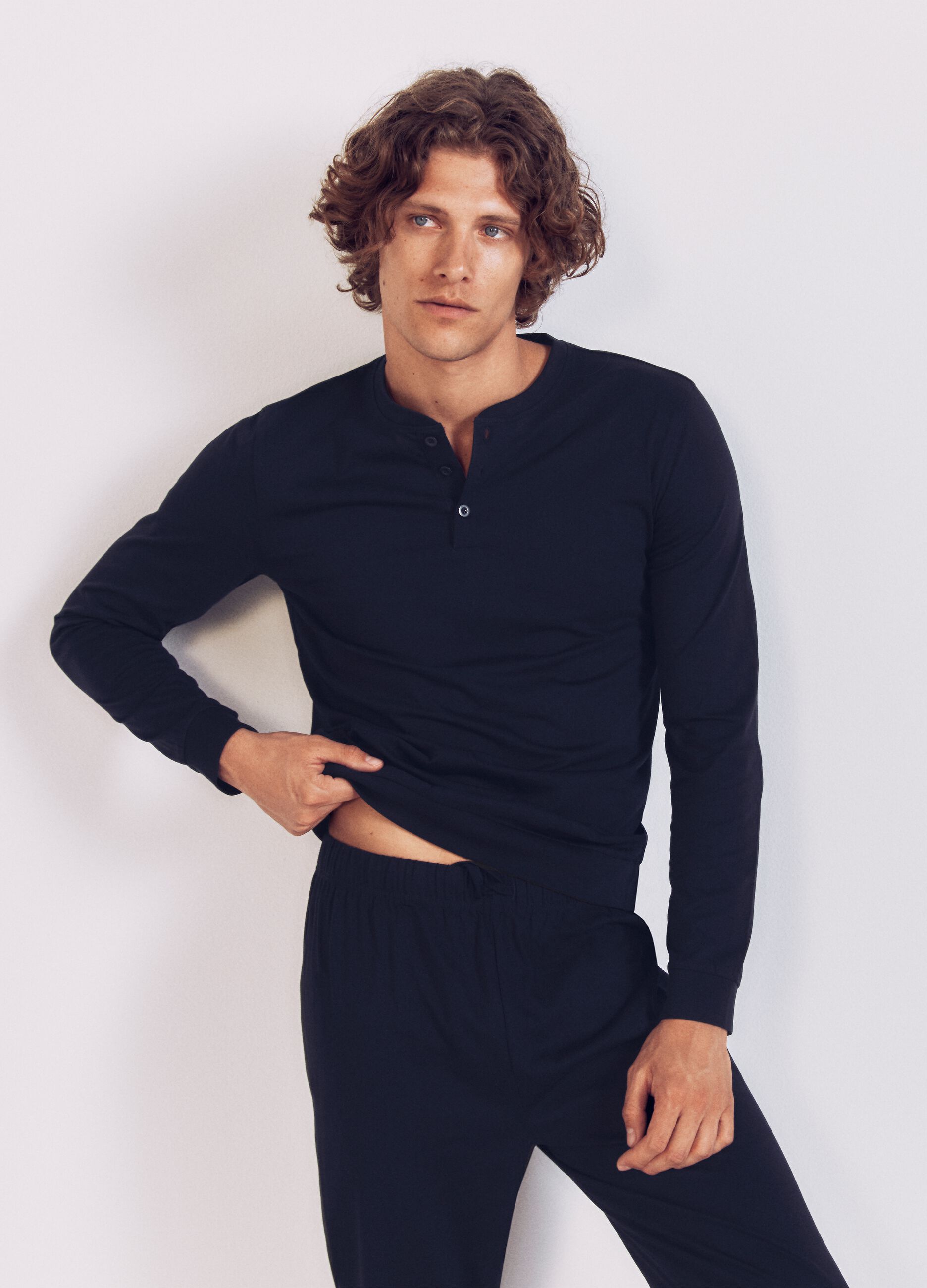 Blaues Pyjama aus reiner Baumwolle, Regular Fit, mit Serafino-Kragen