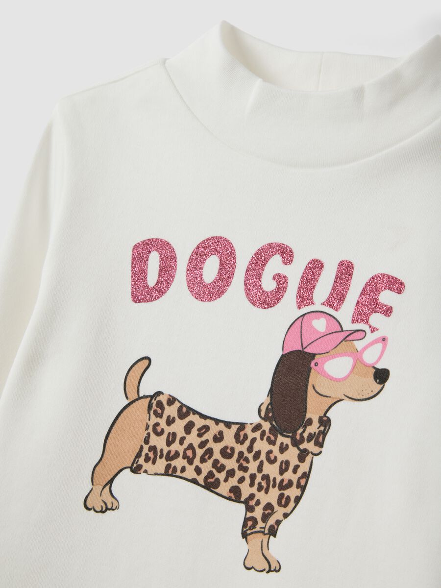 T-shirt bianca in puro cotone organico con collo rialzato e stampa cagnolino_2