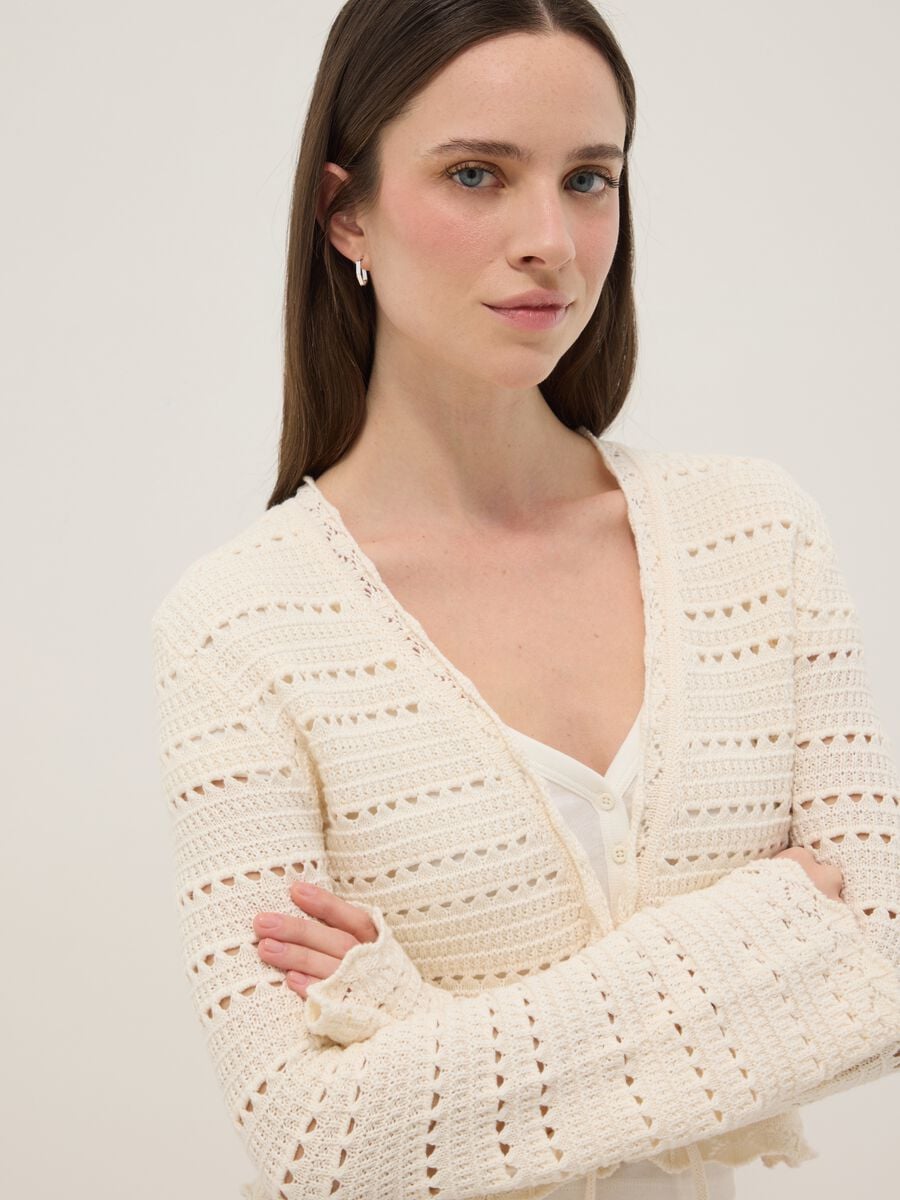 Wei&szlig;er Cardigan aus reiner Baumwolle mit Regular Fit und Lochmuster_3
