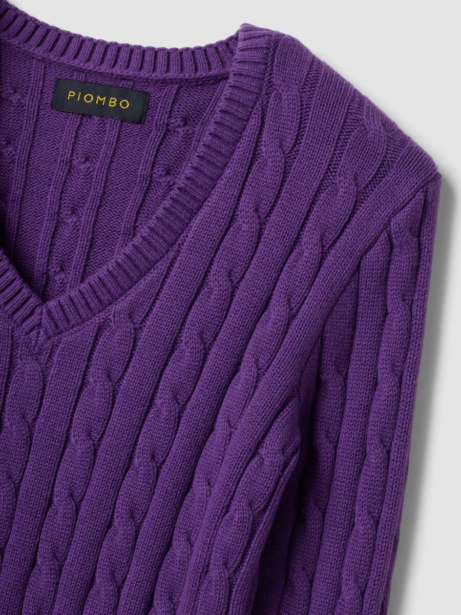 Violetter Zopfpullover aus reiner Baumwolle mit tiefem V-Ausschnitt_1