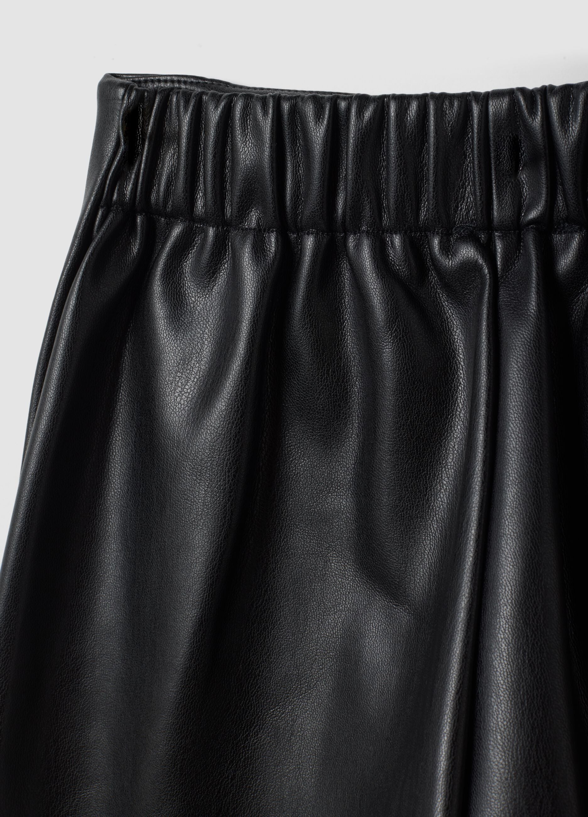 Shorts neri con pieghe