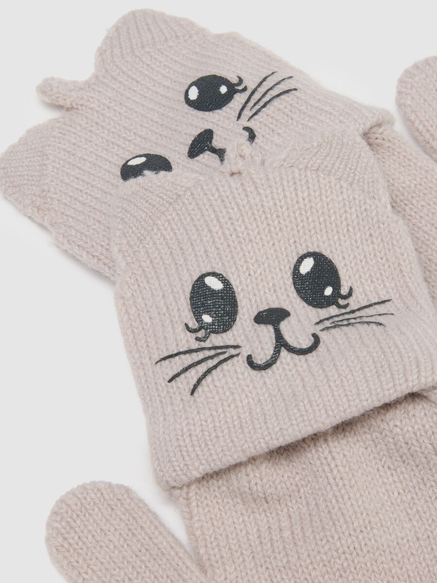 Beige girl's gloves with embroidery_1