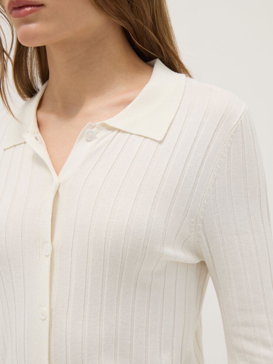 Slim fit white ribbed cardigan with polo collar_3