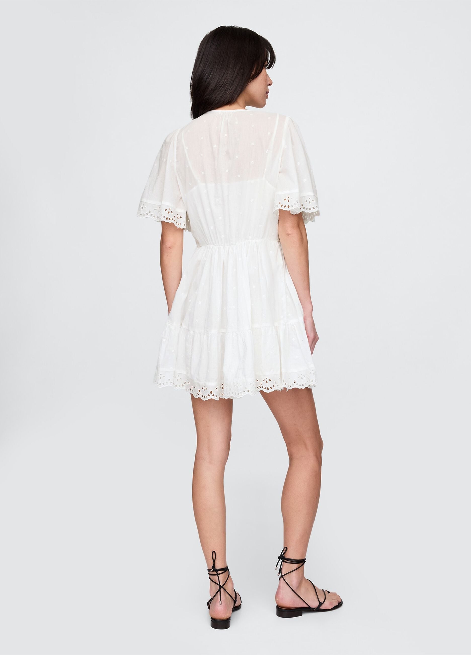 Robe courte blanche en tissu brod&eacute;