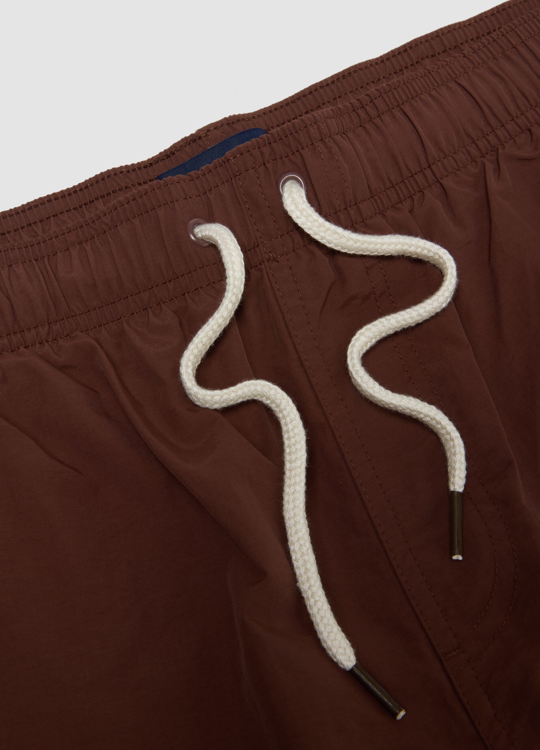 Boxer da mare marrone con vita elasticizzata e coulisse