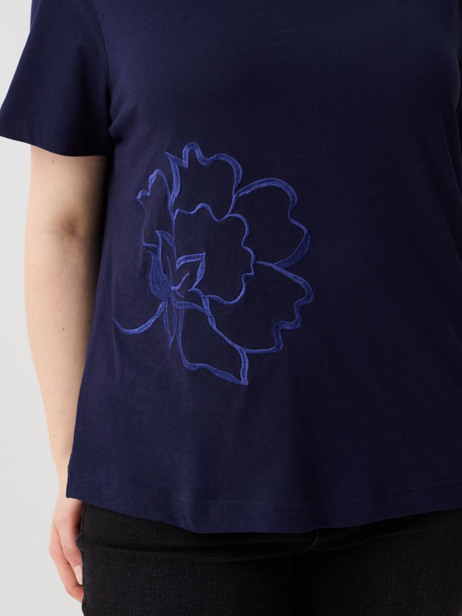 Camiseta con bordado flor Curvy_1