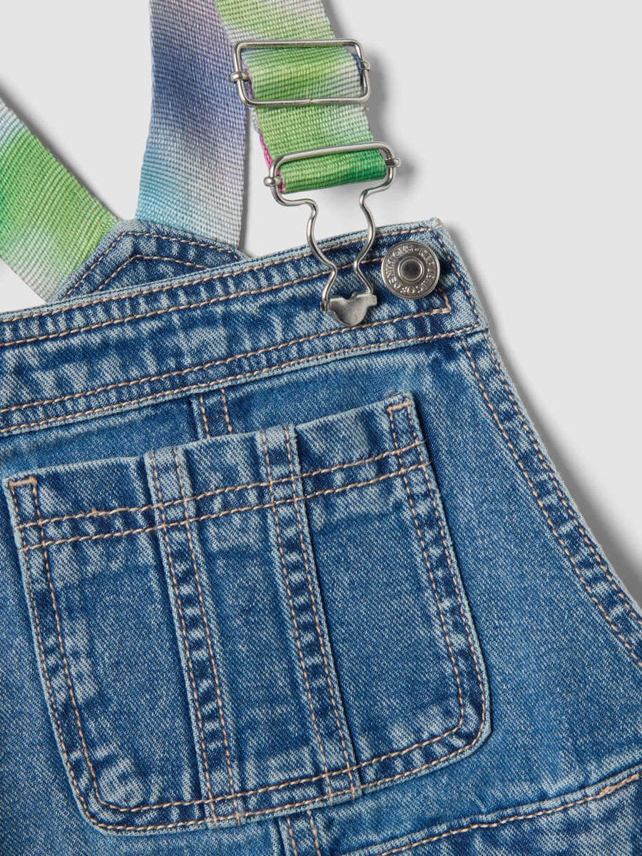 Blaue Denim-Latzhose aus reiner Baumwolle f&uuml;r M&auml;dchen mit bunten Tr&auml;gern_2