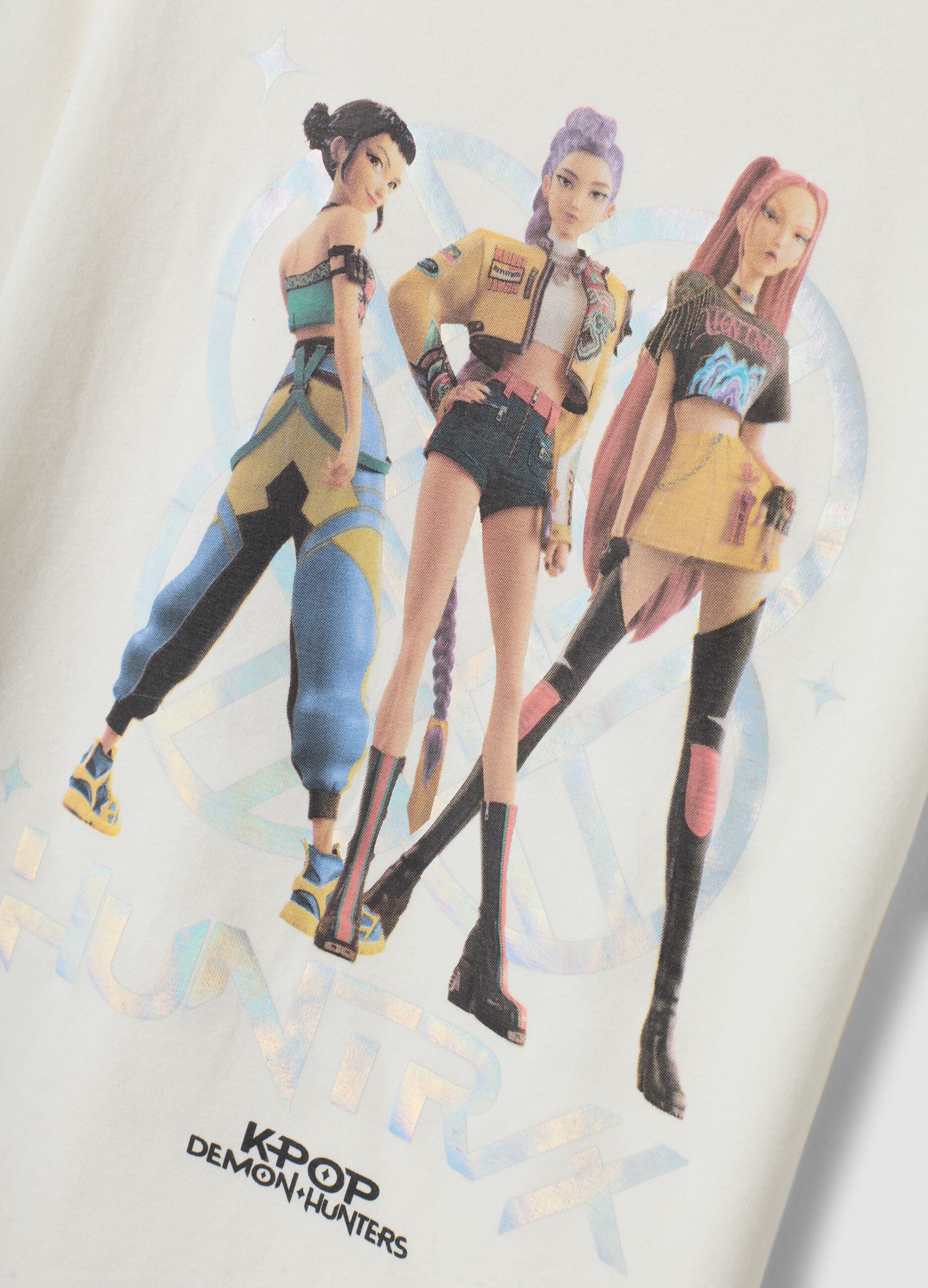 T-shirt branca em algod&atilde;o el&aacute;stico com estampado K-Pop Demon Hunters