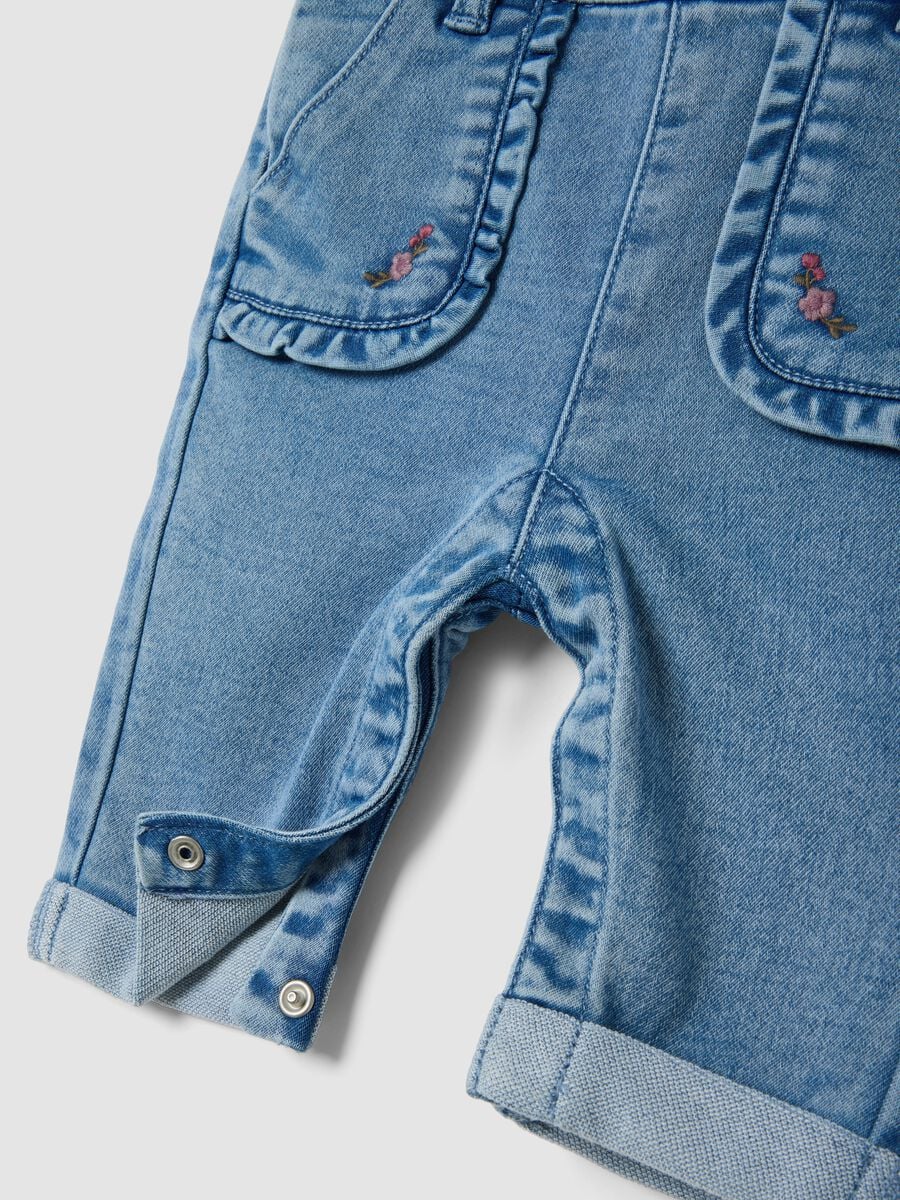 Salopette denim in cotone elasticizzato con tasche_3