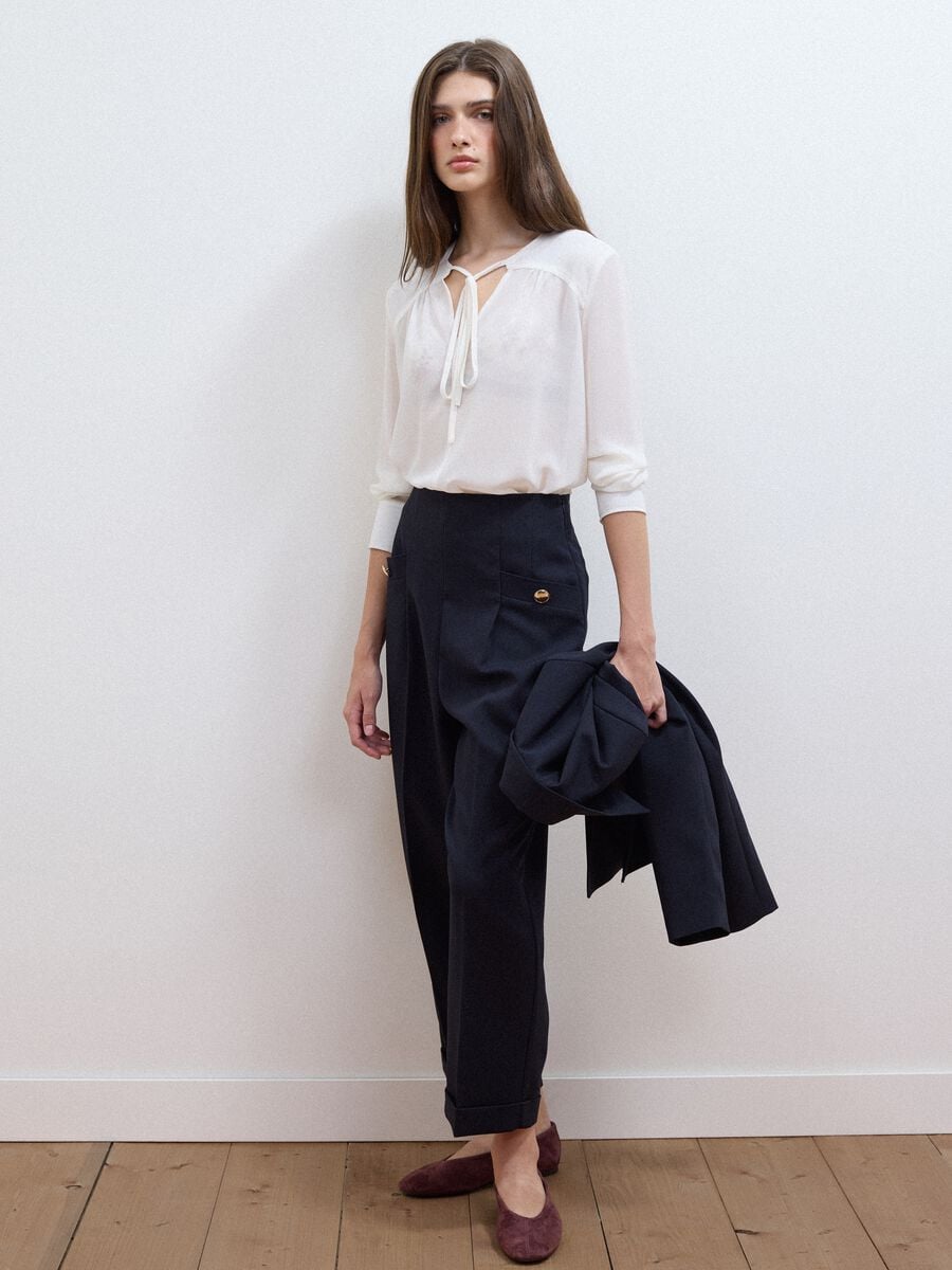 White regular-fit blouse with V-neck and tie detail_2